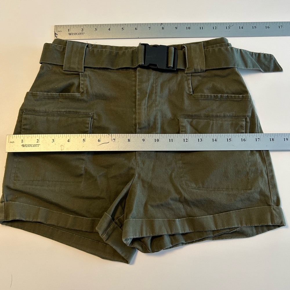 Express x Olivia Culpo army green belted Cargo shorts Size 4.  Cotton/spandex. - Picture 11 of 13